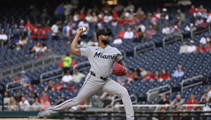 Sandy Alcántara brilla en victoria de Marlins