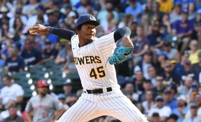 Abner Uribe regresa al montículo Cerveceros