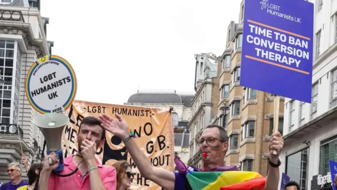 Gobierno británico prohíbe terapias de conversión.