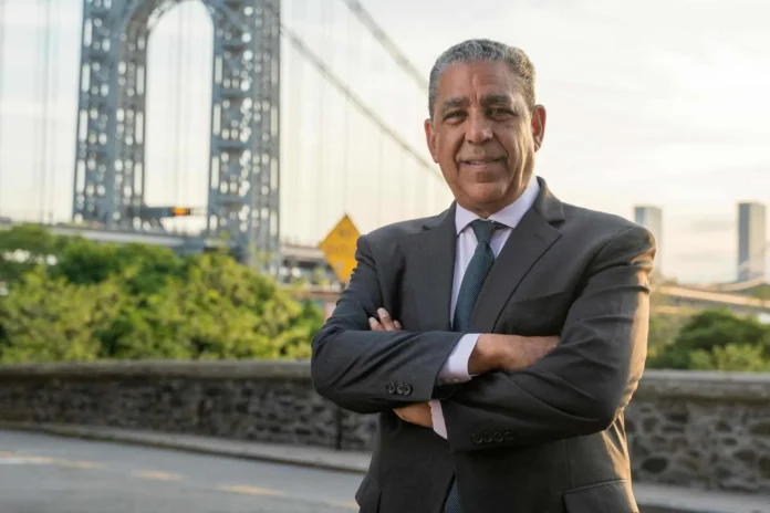 Adriano Espaillat anuncia su retiro político.