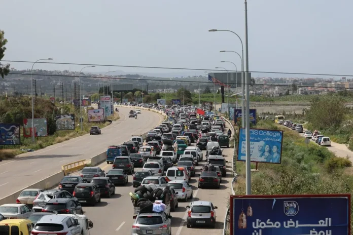 Vehículos huyen hacia Beirut tras ataques.