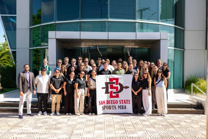 Estudiantes de San Diego visitan Banco BHD