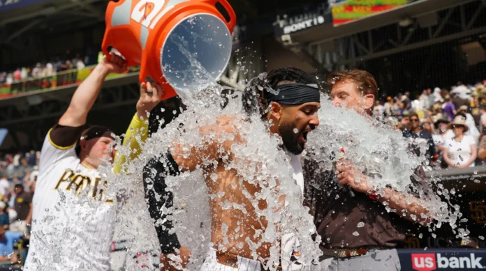 Fernando Tatis Jr. celebra su jonrón decisivo.