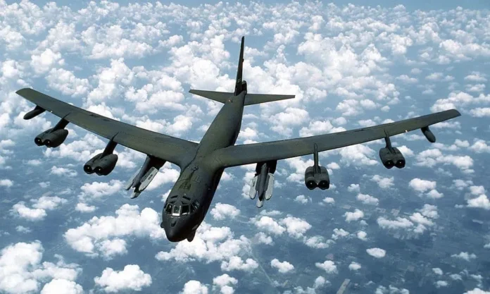 B-52 se estrella en California tras despegue.