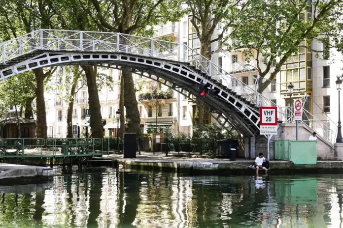 Turistas afectados por calor en París.