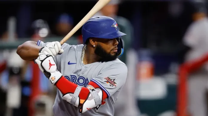 Vladimir Guerrero Jr. celebra su jonrón.