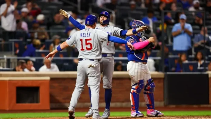 Dansby Swanson celebra su jonrón decisivo