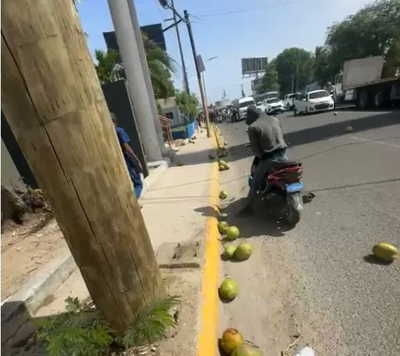 Camión volcado de cocos en puente Higuamo