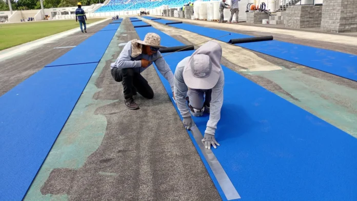 Instalación de nueva pista en estadio.