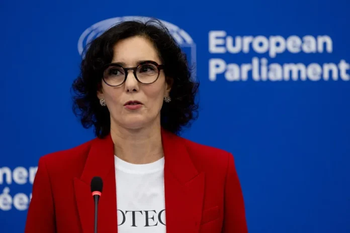 Comisaria europea visita epicentro del ébola.