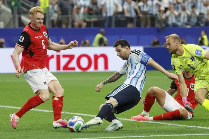 Messi celebra su doblete en el partido