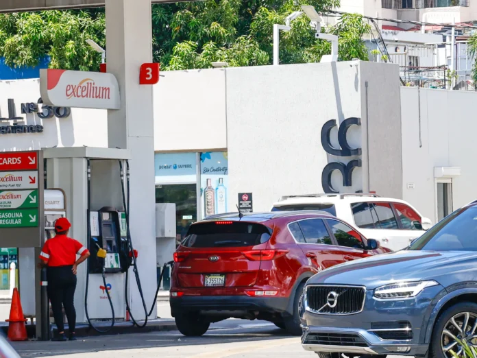 Gobierno congela precios de combustibles en RD.