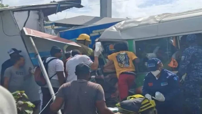 Mujer fallece en accidente de tránsito.