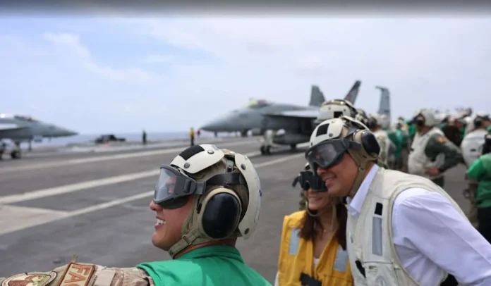 David Collado en el portaaviones USS Nimitz