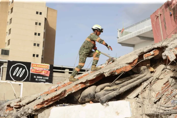 Rescate de atrapados tras terremotos en Venezuela.