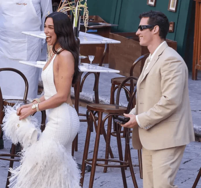 Dua Lipa y Callum Turner en su boda.