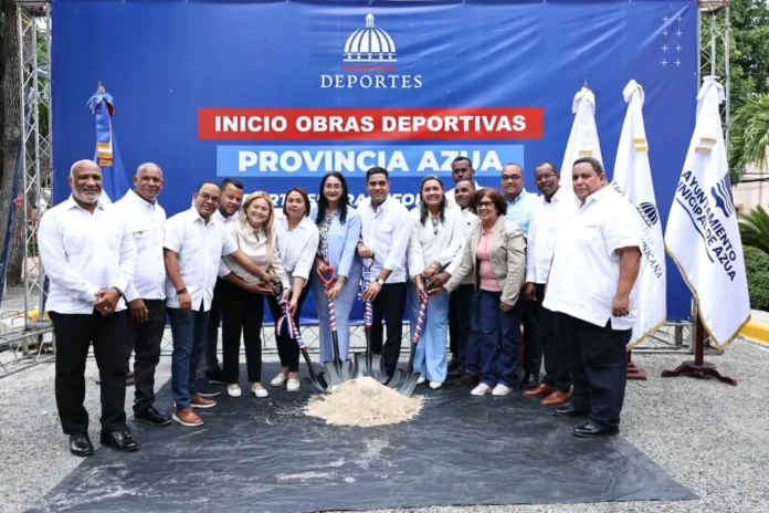Ministro Kelvin Cruz en construcción de techados.