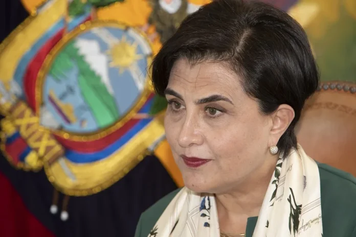 Renuncia de canciller de Ecuador, nuevo nombramiento.