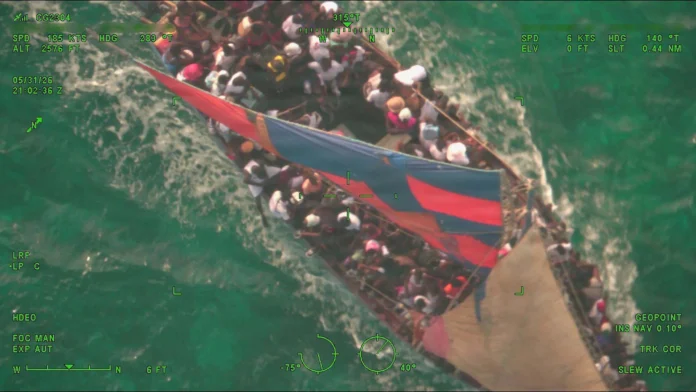 Barco con migrantes haitianos interceptado en mar.