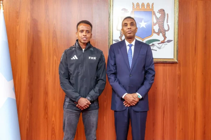 Omar Artan regresa como héroe a Somalia.