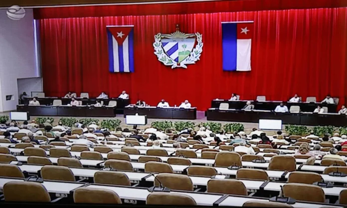 Cuba analiza reformas económicas para liberalización.