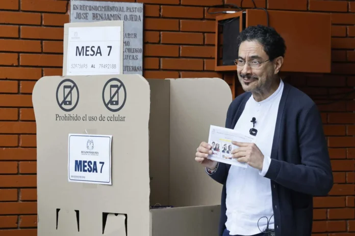 Cepeda vota en elecciones colombianas 2023.
