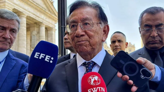 Presidente de Perú anuncia entrega de poder.