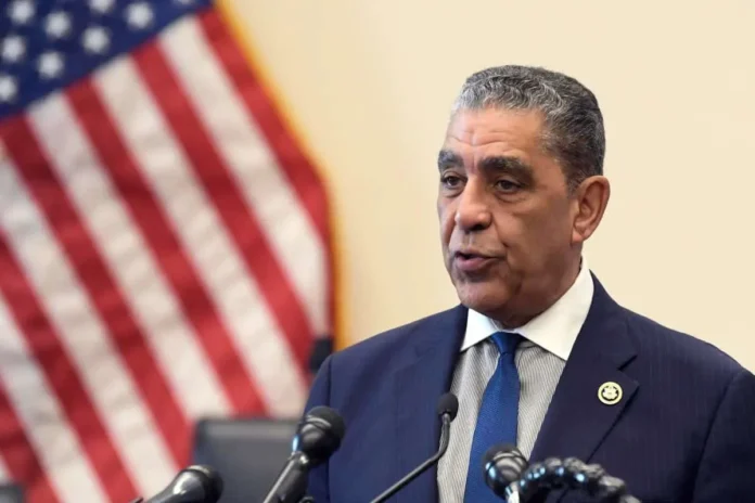 Adriano Espaillat lidera encuesta en Nueva York.