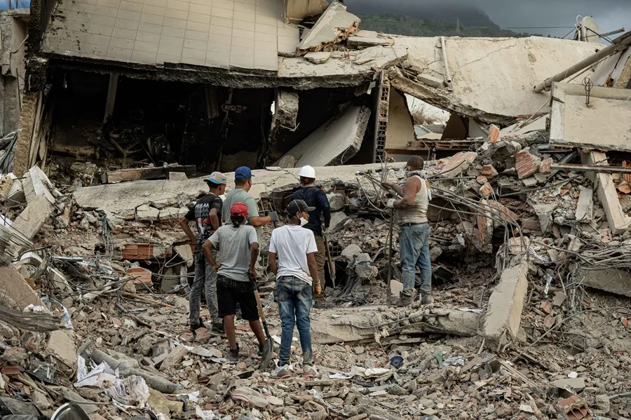 Búsqueda de sobrevivientes tras terremotos en Venezuela