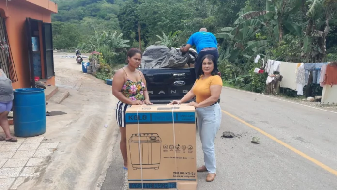 Entrega de electrodomésticos a madres en Polo