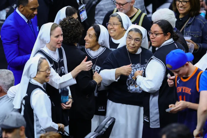 Monjas apoyan a los Spurs en las Finales.