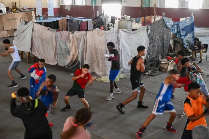 Familias en gimnasio de La Habana sobreviven.