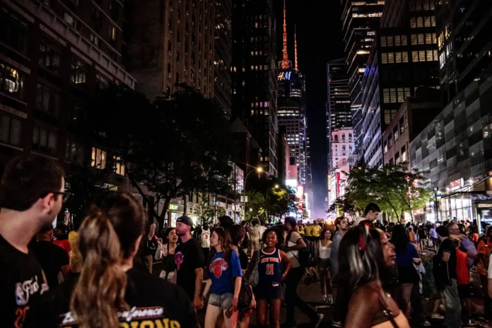 Knicks celebran título con disturbios en Nueva York.