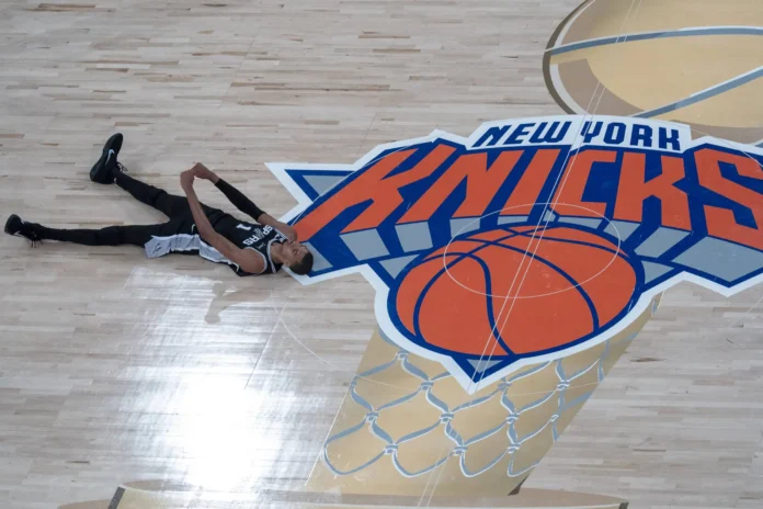 Spurs vencen a Knicks en emocionante partido