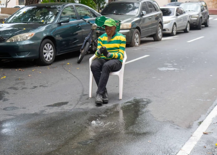Brote de aguas residuales en calle asfaltada.