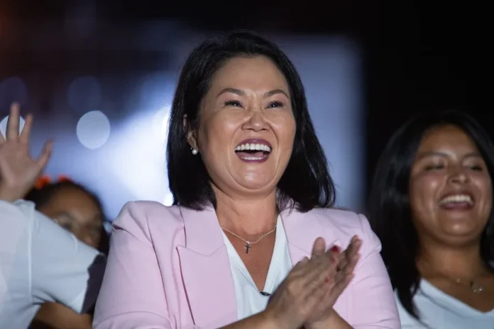 Fujimori celebra triunfo presidencial en Perú.