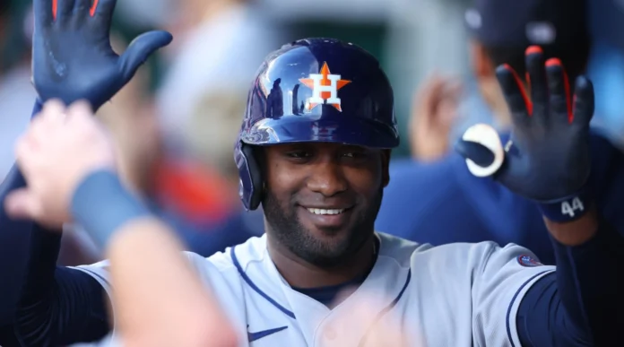 Yordan Álvarez celebra sus dos jonrones históricos.