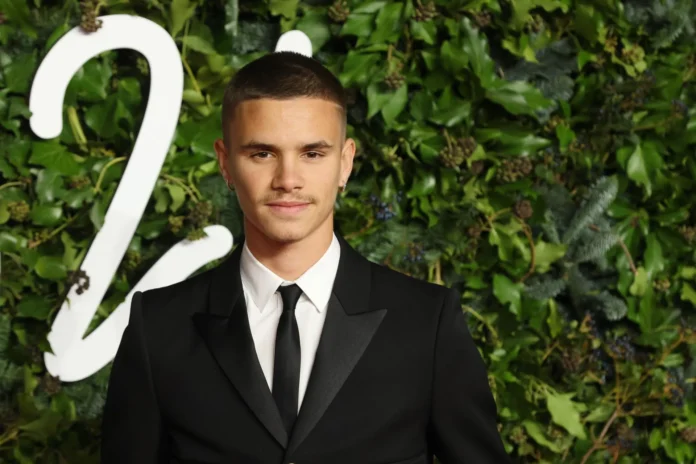 Romeo Beckham en su debut actoral.