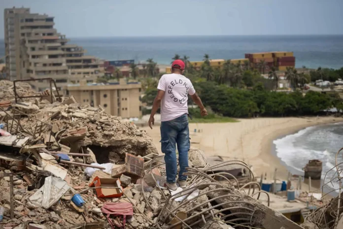 Rescate de padre e hijo tras terremoto.
