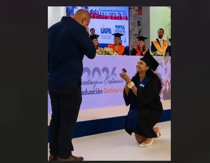 Graduanda propone matrimonio en ceremonia UAPA.