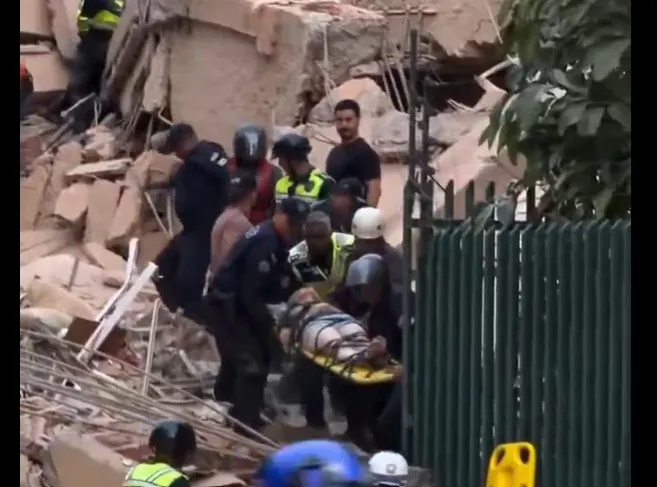 Equipos de rescate trabajando tras terremoto.