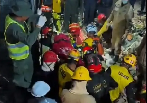 Rescate de niño en Venezuela tras terremotos.
