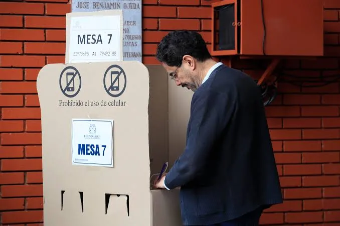 Iván Cepeda vota en elecciones colombianas 2023.
