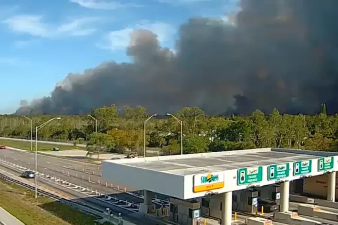 Incendios en Miami generan alertas de humo.