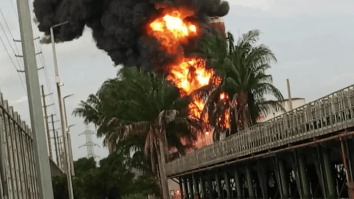 Incendio en central térmica de Esmeraldas.