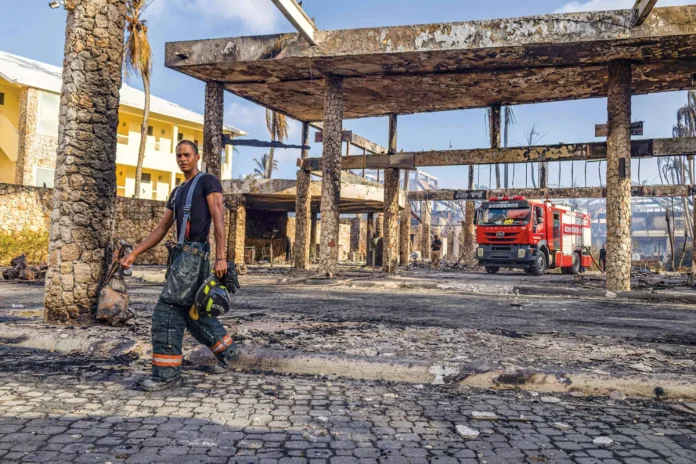 Incendio en Bayahíbe evacua a turistas.