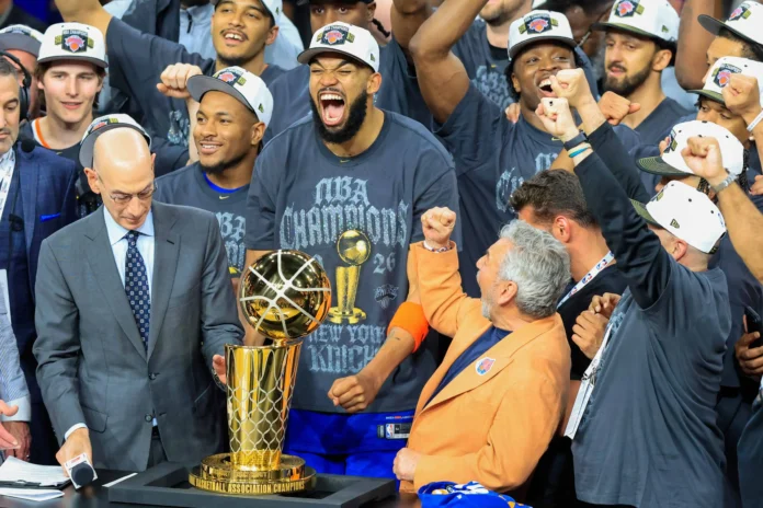 Karl-Anthony Towns celebra con el trofeo.