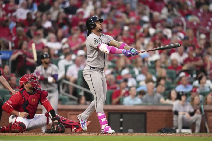 Ketel Marte celebra su jonrón de 431 pies.