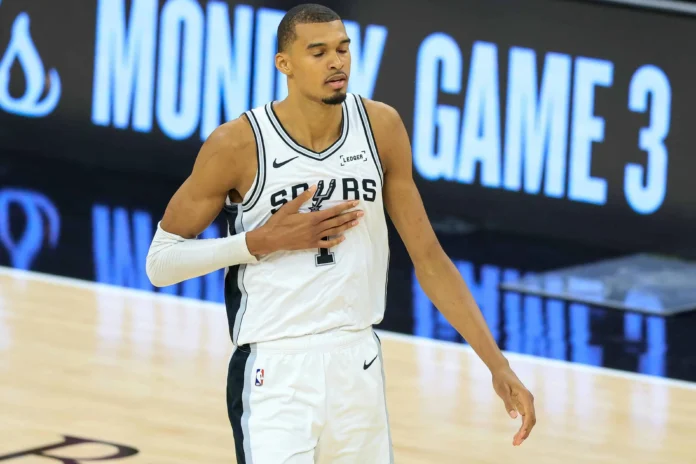 Knicks vencen a Spurs en emocionante partido.