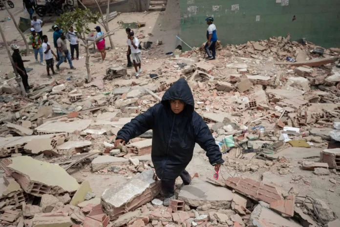 Habitantes de La Guaira piden ayuda urgente.